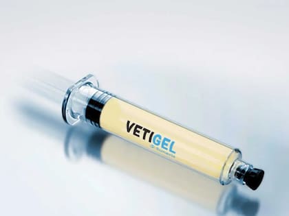 El primer empleo autorizado de la sustancia fue Vetigel, un producto hemostático de uso veterinario
