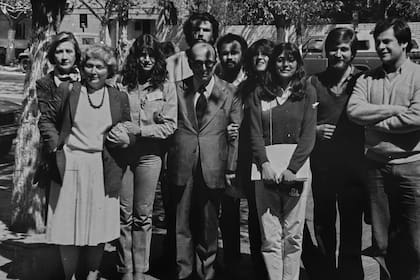 El primer encuentro del autor con Roberto Juarroz (en el centro), cuando recibió a un grupo de estudiantes de Letras en 1984, en San Juan
