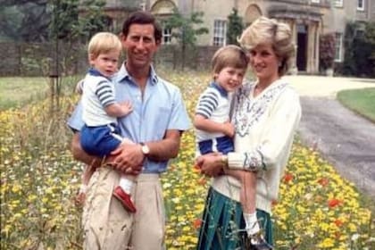 El primer episodio de un documental sobre el príncipe Harry revela que las diferencias con la familia real datan de su infancia y de los privilegios de William por ser el heredero