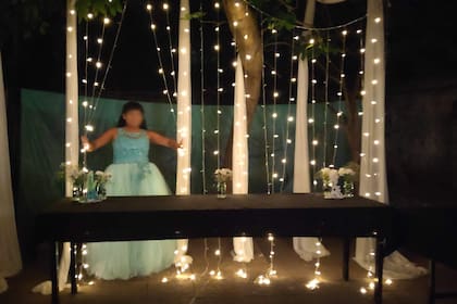 El primer festejo de 15 de Proyecto Cumples lo hicieron en el patio del hogar, que decoraron para el evento: “Cuando se probó ese vestido, a la adolescente le cambió la cara. Siempre estaba enojada, pero cuando se puso el vestido le cambió totalmente la actitud”, dice Camila