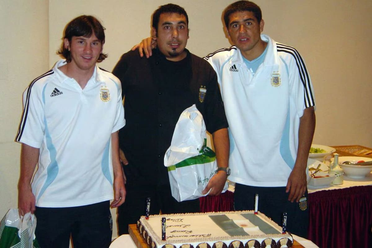 El primer festejo de Messi con la selección, en 2006, y con otros dos cumpleañeros de este día, el cocinero Iacovone y Riquelme