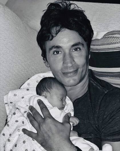 El primer fin de semana de la beba en su casa, recibió la visita de su tío Sebastián Estevanez, y sus primos.