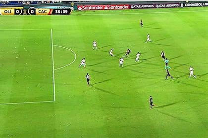 El primer gol anulado de Colón frente a Olimpia; Bernardi, que iba a convertir, estaba habilitado en el momento de partir el pase