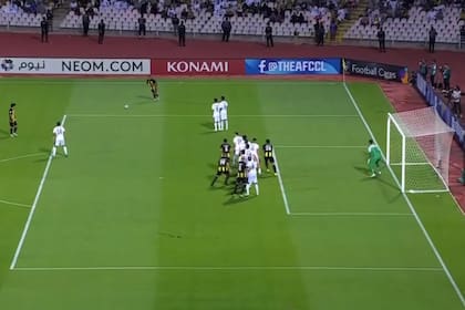 El primer gol de Al-Ittihad: precioso tiro libre de Saleh Al Amri que caerá sobre el segundo palo