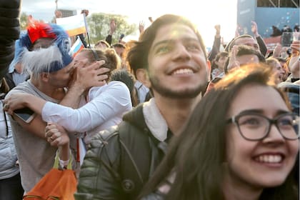 El primer gol de la Copa del Mundo (de Rusia a Arabia Saudita, en el partido inaugural) merecía un beso para celebrarlo