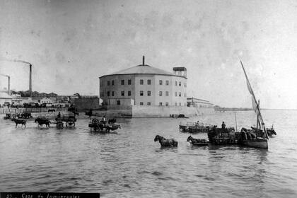 El primer Hotel de Inmigrantes, en Retiro; nuestros abuelos llegaron a la Argentina con la esperanza de prosperar