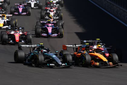 El primer intento de Andrea Kimi Antonelli (Mercedes), de adelantar a Lando Norris (McLaren) en la largada del Gran Premio de España; el italiano optó por transitar por fuera de la pista y evitar el contacto