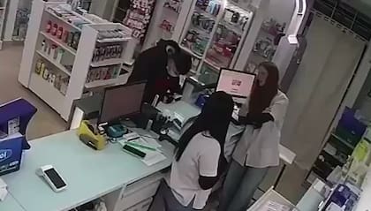 El primer ladrón simuló querer un medicamento