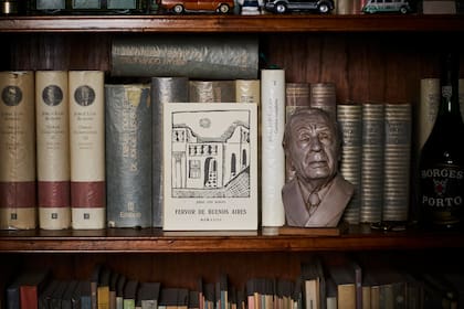 El primer libro publicado de Jorge Luis Borges, en la imponente biblioteca de Alejandro Vaccaro
