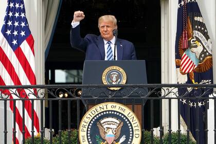 El primer mandatario dijo estar listo para reincorporarse de lleno a la campaña mañana y la red social marcó que su mensaje violó sus reglas