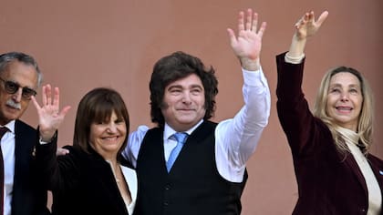 El primer mandatario escoltado por la senadora Bullrich y su hermana Karina, el último 25 de mayo