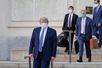 El primer mandatario estadounidense había ingresado en el centro médico de Maryland el viernes