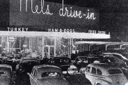 El primer Mel’s abrió en 1947 en San Francisco, con servicio al automóvil, símbolo de la cultura carhop de la época