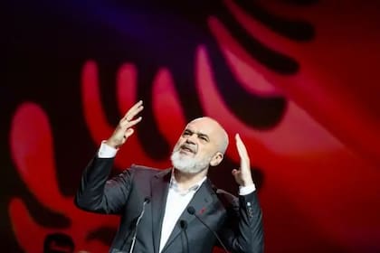 El primer ministro albanés, Edi Rama, ha sorprendido con su anuncio de entregarle parte del territorio del país balcánico a una minoría musulmana