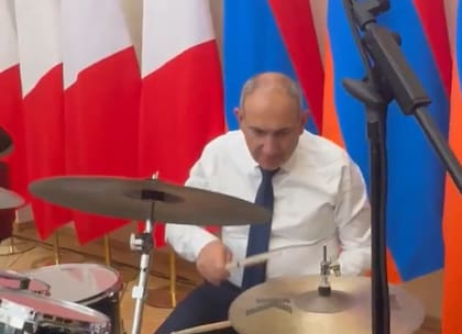 El primer ministro armenio con un toque de música durante la cumbre Armenia-UE