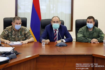El primer ministro armenio, Nikol Pashinyan, se reúne con altos funcionarios militares en Ereván el 27 de septiembre de 2020