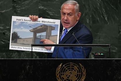 El primer ministro Benjami Netanyahu exhibió fotos del presunto sitio de almacenamiento durante su discurso en la Asamblea General de la ONU; también denunció a París, Londres y Berlín de ser blandos con Teherán
