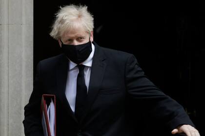 El primer ministro Boris Johnson sale de sus oficinas en el número 10 de Downing Street, en Londres, el 14 de abril de 2021. (AP Foto/Kirsty Wigglesworth)