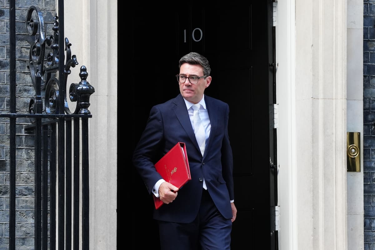 El primer ministro británico Andy Burnham saliendo de su despacho en el #10 de Downing Street, en Londres, el 1 de septiembre de 2026. (Stefan Rousseau/PA vía AP)
