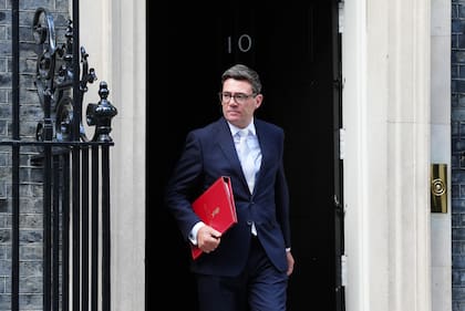 El primer ministro británico, Andy Burnham, dale de su despacho en el 10 Downing Street, en Londres, el 1 de septiembre de 2026.