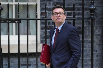 El primer ministro británico, Andy Burnham, sale del número 10 de Downing Street para asistir a la sesión semanal de preguntas al primer ministro