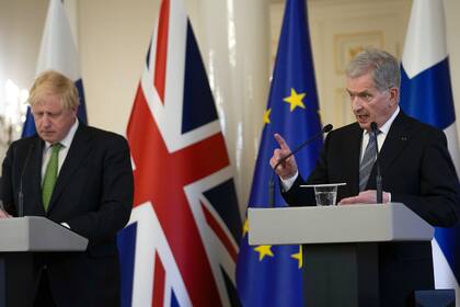 El primer ministro británico Boris Johnson, izquierda, y el presidente finlandés Sauli Niinisto hablan con la prensa el miércoles 11 de mayo de 2022, en Helsinki, Finlandia. (AP Foto/Frank Augstein, Pool)