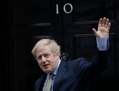 El primer ministro británico Boris Johnson regresa a la residencia de 10 Downing Street tras una reunión con la reina Isabel II en el Palacio de Buckingham