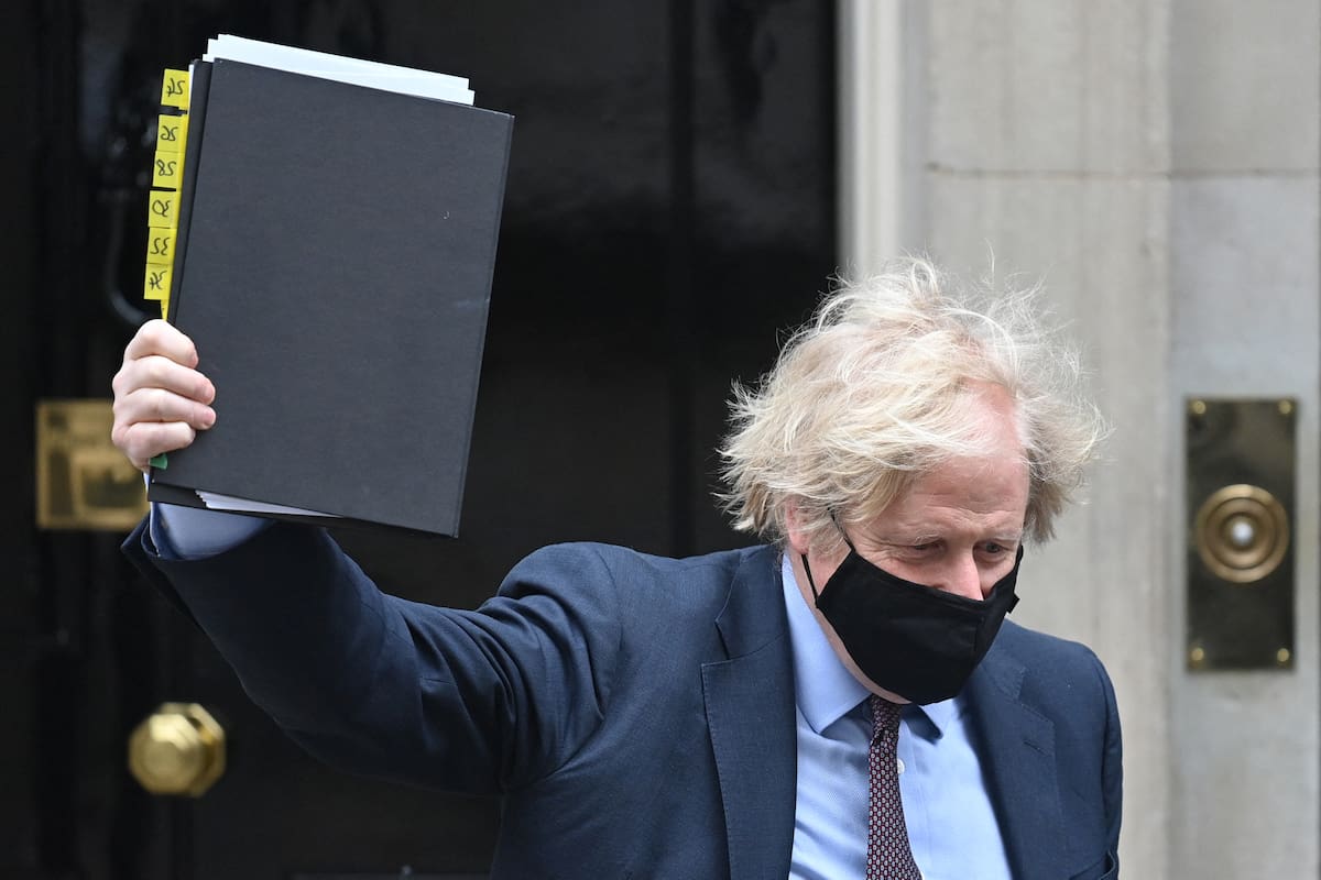 El primer ministro británico, Boris Johnson, abandona Downing Street 10, antes de hablar hoy en el Parlamento