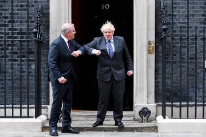 El primer ministro británico, Boris Johnson, a la izquierda, saluda al primer ministro de Australia, Scott morrison, en el 10 de Downing Street, Londres, el lunes 14 de junio de 2021. (AP Foto/Alberto Pezzali)