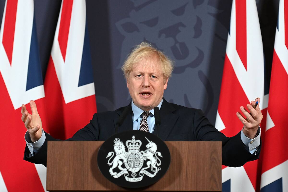 El primer ministro británico Boris Johnson brinda una conferencia tras el anuncio del acuerdo entre la UE y Gran Bretaña