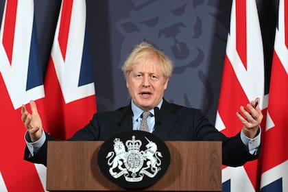 El primer ministro británico Boris Johnson brinda una conferencia tras el anuncio del acuerdo entre la UE y Gran Bretaña