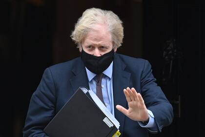 El primer ministro británico, Boris Johnson, deja el número 10 de Downing Street para hablar en el Parlamento, el 16 de marzo de 2021
