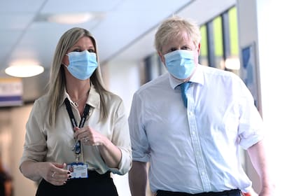 El primer ministro británico, Boris Johnson el hospital de Colchester donde respondió a las críticas de Cummings