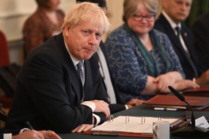El primer ministro británico Boris Johnson habla en el inicio de una reunión de gabinete en 10 Downing Street, Londres, martes 5 de julio de 2022. (Justin Tallis/Pool Photo via AP)