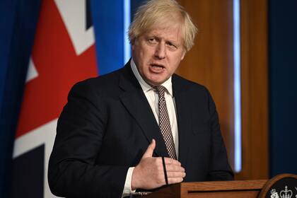 El primer ministro británico, Boris Johnson, habla con reporteros sobre el coronavirus en sus oficinas en Downing Street, Londres, el 5 de julio de 2021. (Daniel Leal-Olivas/Pool Photo via AP)
