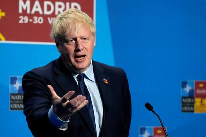 El primer ministro británico Boris Johnson habla en conferencia de prensa durante la cumbre de la OTAN en Madrid, 30 de junio de 2022. (AP Foto/Paul White)