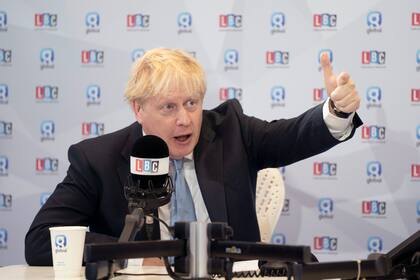 El primer ministro británico, Boris Johnson, habla en una entrevista de radio durante la Conferencia del Partido Conservador en Manchester, Inglaterra, el martes 5 de octubre de 2021. (AP Foto/Jon Super)