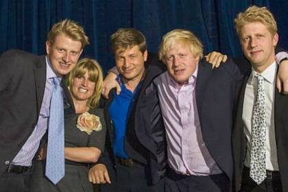 El primer ministro británico Boris Johnson junto a sus hermanos