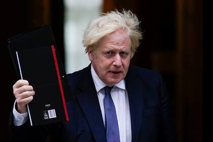 El primer ministro británico, Boris Johnson, parte de su residencia en el número 10 de Downing Street, en camino al Parlamento en Londres para debatir la situación en Afganistán, el miércoles 18 de agosto de 2021. (AP Foto/Alberto Pezzali)