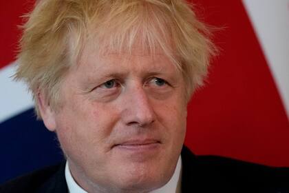 El primer ministro británico Boris Johnson sale del Parlamento, el lunes 6 de junio de 2022, en Londres. (AP Foto/David Cliff)