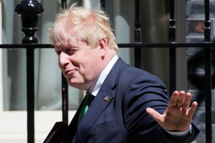 El primer ministro británico Boris Johnson sale de la residencia oficial en 10 Downing Street, Londres