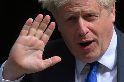 El primer ministro británico, Boris Johnson, saluda cuando sale del número 10 de Downing Street en el centro de Londres el 6 de julio de 2022 para dirigirse a las Casas del Parlamento para la sesión semanal de Preguntas al Primer Ministro