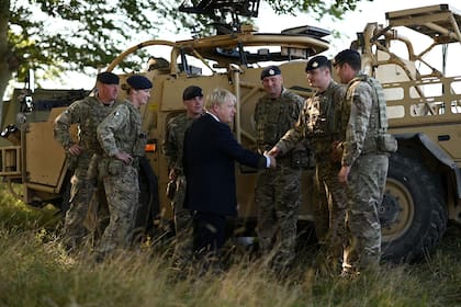 El primer ministro británico Boris Johnson se reúne con personal militar en el área de entrenamiento de la llanura de Salisbury, en el suroeste de Inglaterra, el 19 de septiembre de 2019