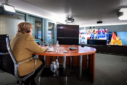 El primer ministro británico, Boris Johnson, tuvo que decirle a la canciller alemana  Angela Merkel que apagara su micrófono, hoy durante la cumbre virtual del G7