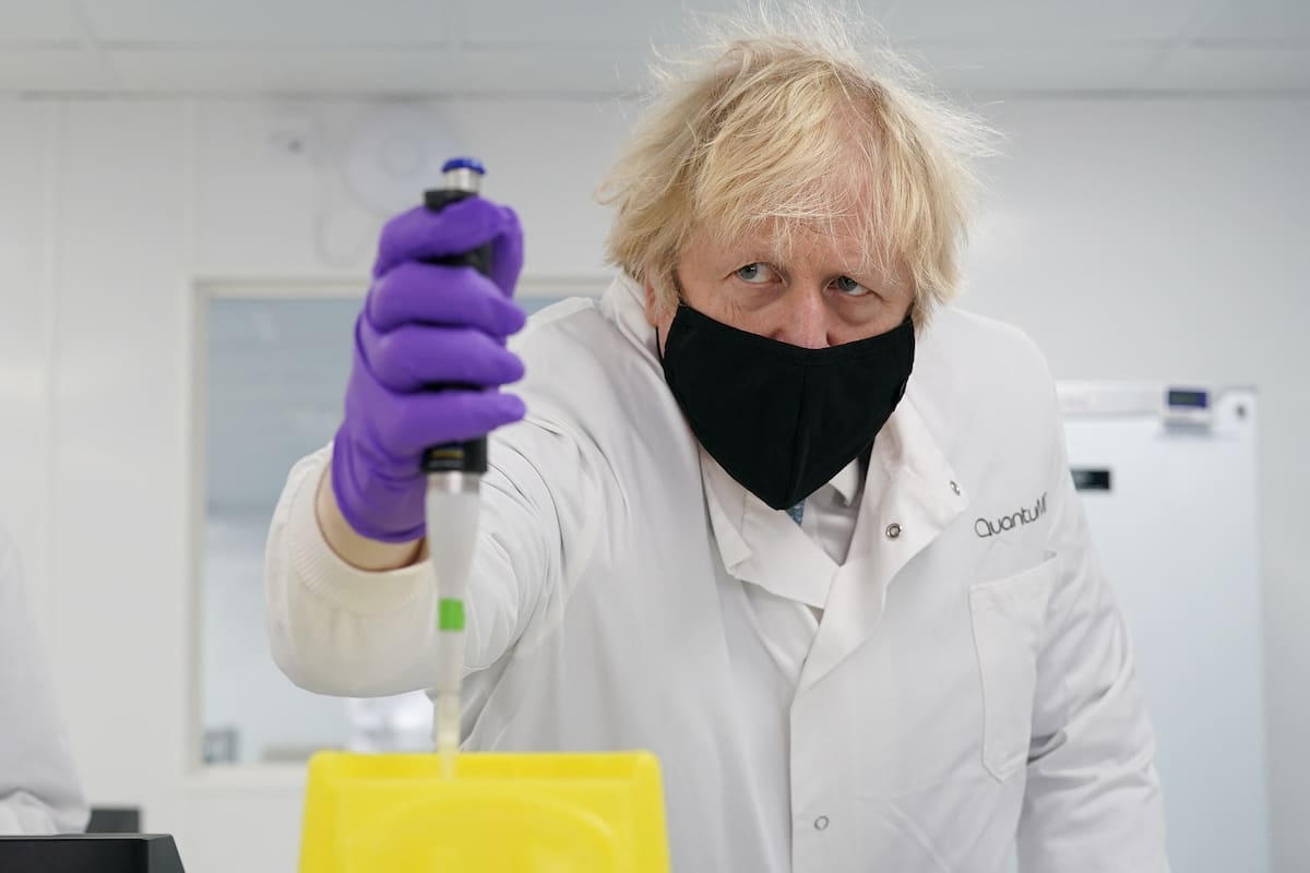 El primer ministro británico, Boris Johnson visita la compañía de biotecnología QuantuMDx en Newcastle, al noreste de Inglaterra, el 13 de febrero de 2021