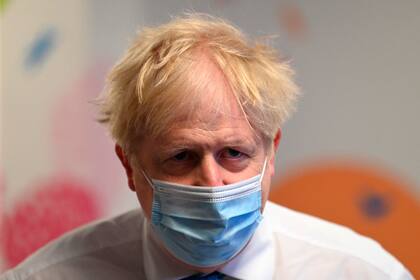 El primer ministro británico Boris Johnson visita el hospital de Colchester, Inglaterra, jueves 27 de mayo de 2021. Johnson respondió a su ex asesor Dominic Cummings, quien lo acusó ante el Parlamento de fallarle "desastrosamente" a la gente por su mal manejo de la pandemia. (Glyn Kirk/Pool via AP)