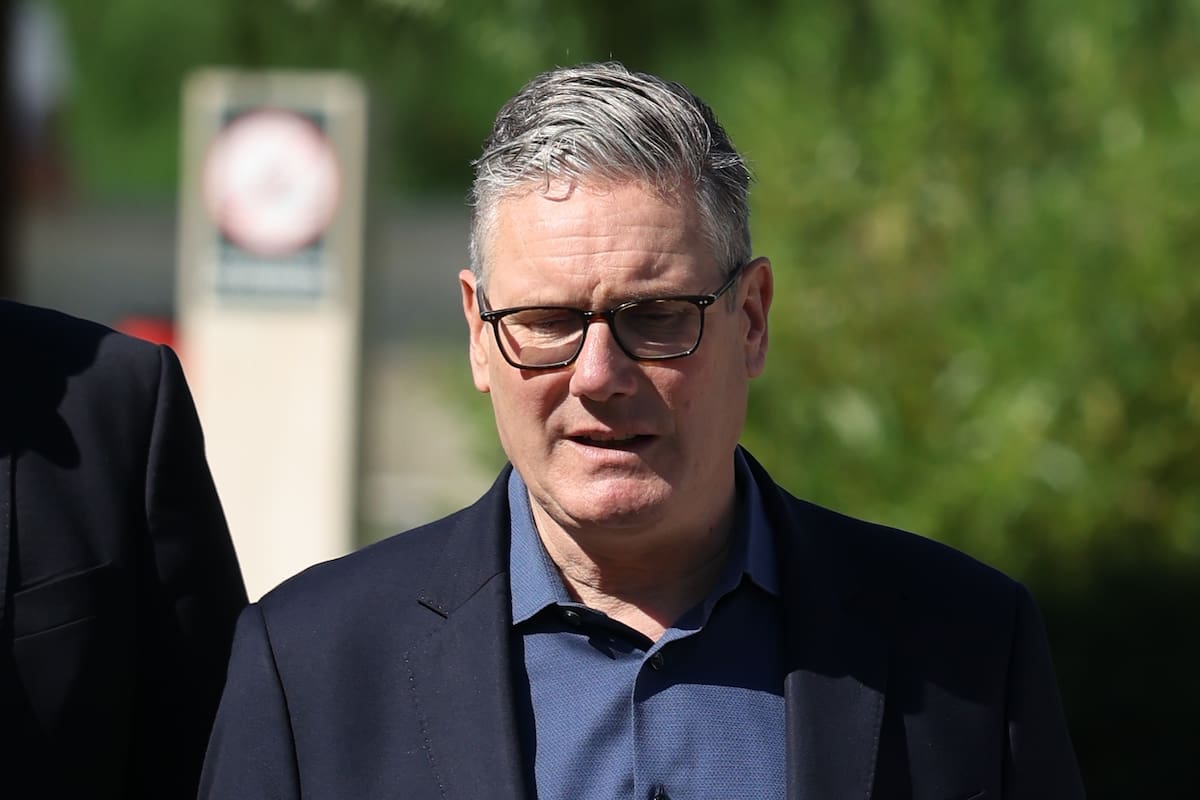 El primer ministro británico, Keir Starmer, camina mientras visita un proyecto de viviendas públicas en el norte de Londres, el viernes 19 de junio de 2026. (Peter Macdiarmid/Pool Foto via AP)