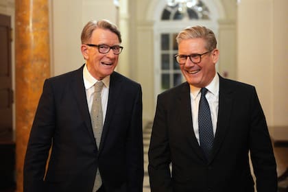 El primer ministro británico Keir Starmer con el entonces embajador británico ante EEUU, Peter Mandelson
