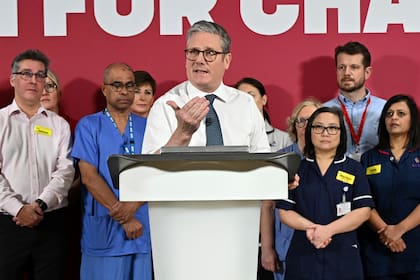 El primer ministro británico Keir Starmer da un discurso en una visita a un proveedor de atención médica en Surrey, Inglaterra, el lunes 6 de enero de 2025