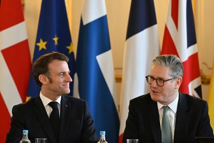 El primer ministro británico Keir Starmer, derecha, y el mandatario francés Emmanuel Macron